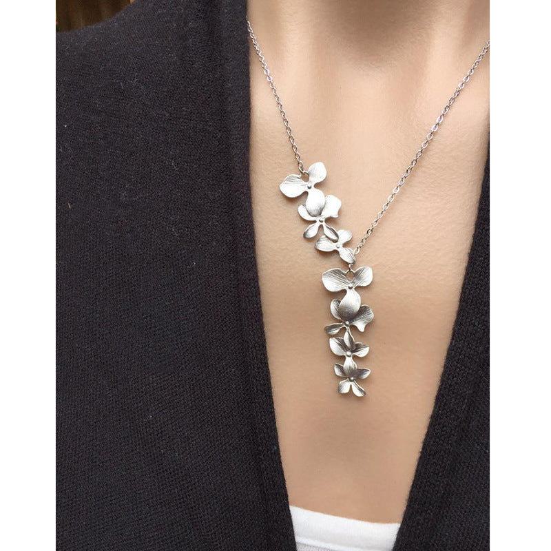 Women's Fashion Silver Petals Necklace And Earrings Suite