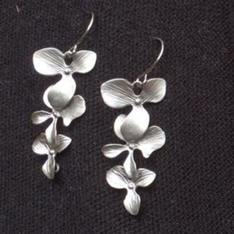 Women's Fashion Silver Petals Necklace And Earrings Suite