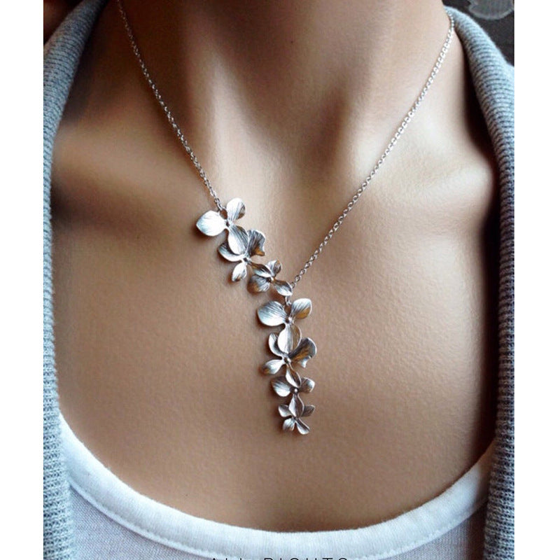 Women's Fashion Silver Petals Necklace And Earrings Suite